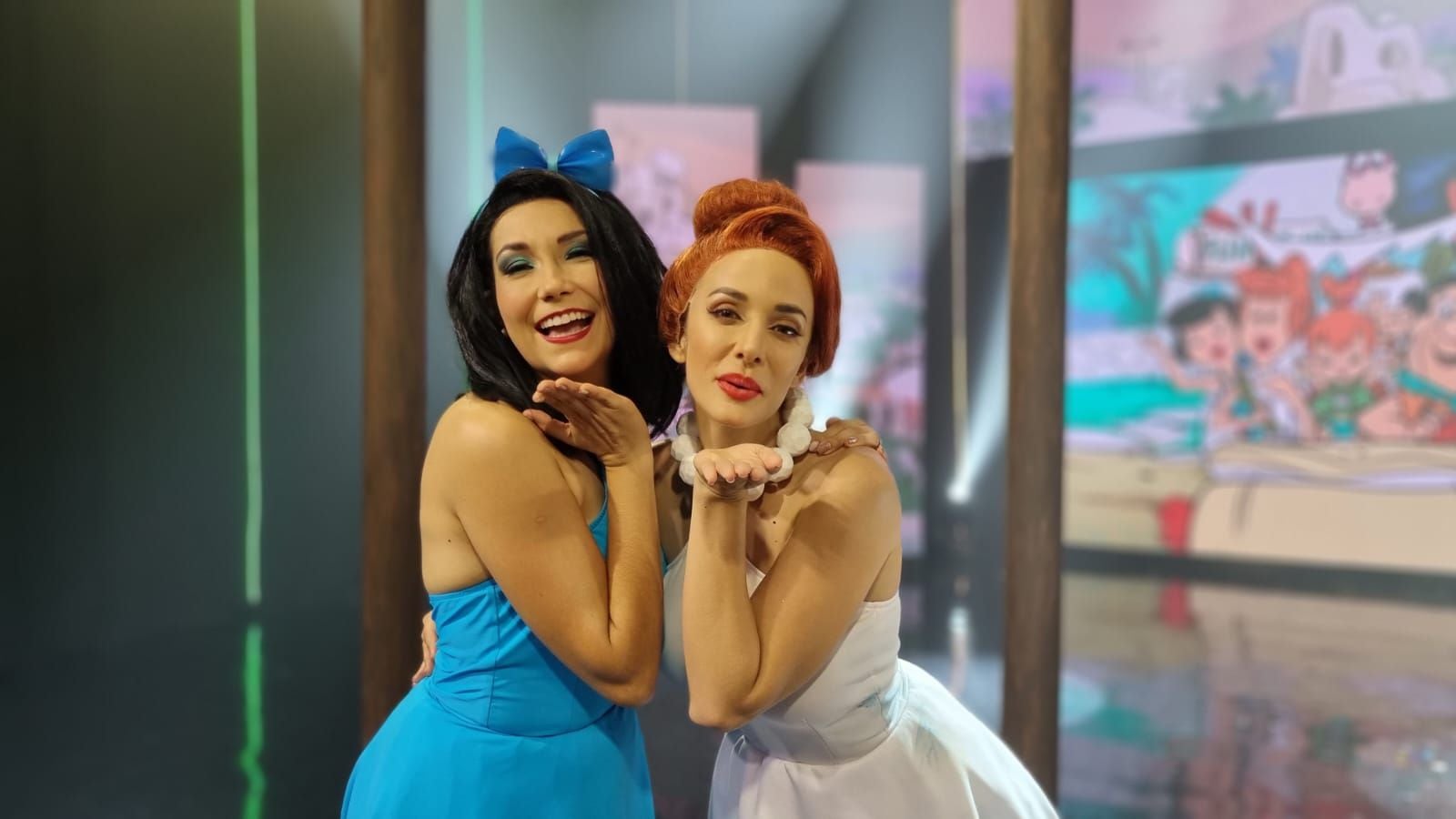 Ginnés Rodríguez y Charlyn López se convirtieron en las amigas Betty y Vilma de 'Los Picapiedra' en el musical de 'La Matraca'. Foto: Repretel para LN.