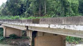 Lluvias socavan pila de puente sobre río Coronado y obliga al cierre de la Costanera Sur
