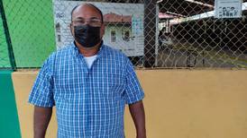 Comerciante de 64 años vota de primero en Tucurrique de Jiménez