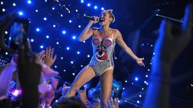  Difunden rumores falsos del    <b>embarazo de Miley Cyrus</b> 