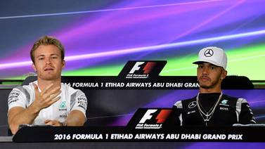 Nico Rosberg y Lewis Hamilton protagonizan un final electrizante