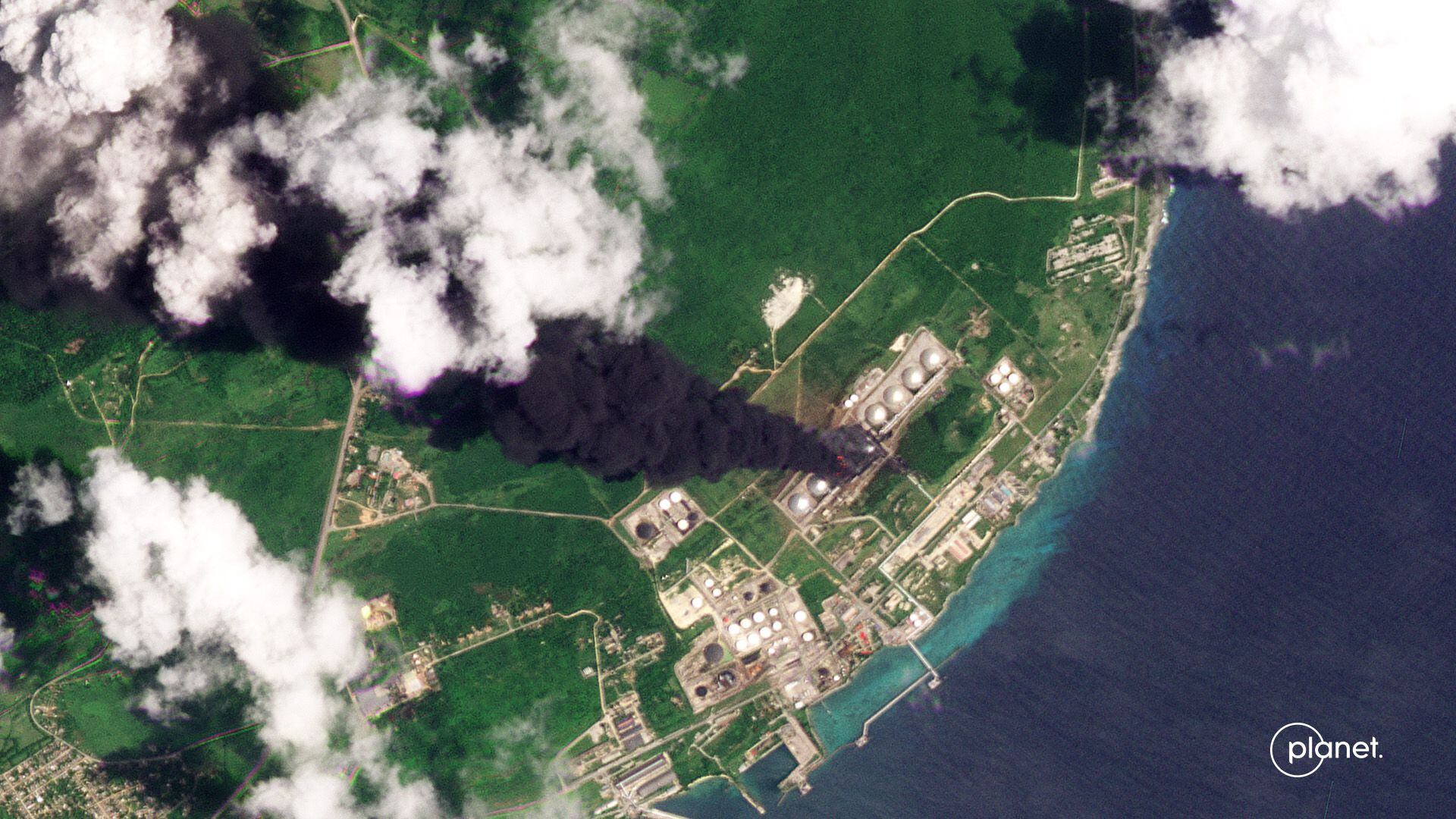 Vista satelital del incendio de dos tanques de petróleo en Matanzas (Cuba) el pasado 6 de agosto. Un tema clave en la COP27 de este año será cómo evolucionar del uso del petróleo a fuentes limpias a nivel de consumo energético. 