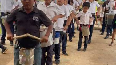 Niños de escuela fronteriza desfilarán con ollas y baldes a falta de tambores