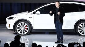 Entre nuevos rivales y un Elon Musk distraído, Tesla sufre en Wall Street