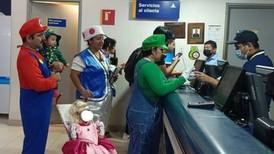 Familia mexicana se disfraza para ver película de Mario Bros y arrasa en redes sociales
