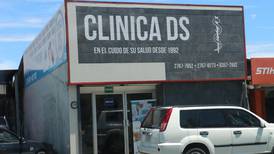 Maestra denuncia a médico por presunta mala praxis en Cariari de Pococí