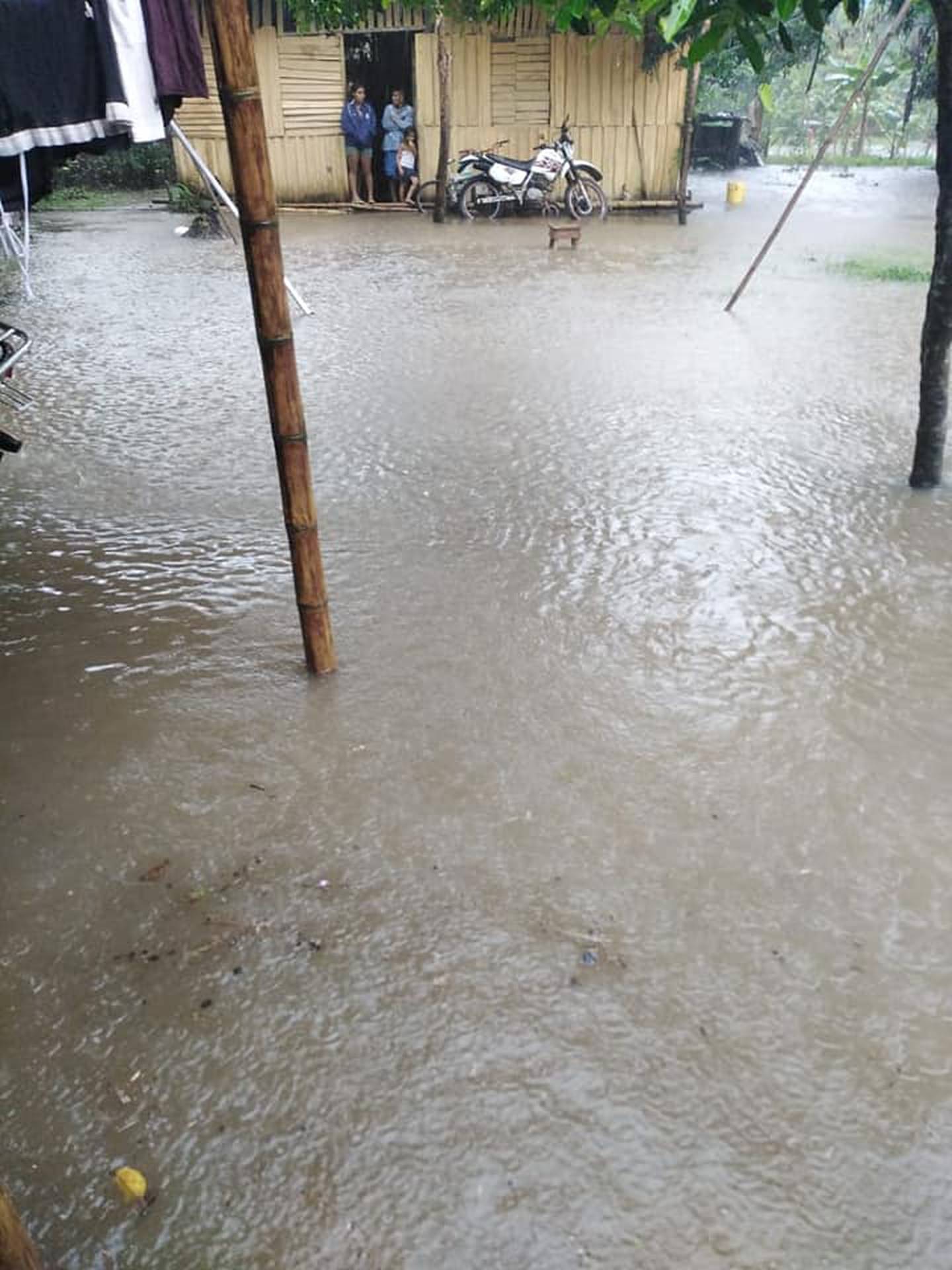 En La Cuesta de Corredores, los vecinos vieron como el agua poco a poco rodeaba sus viviendas.  Foto: Cortesía Colosal Informa.