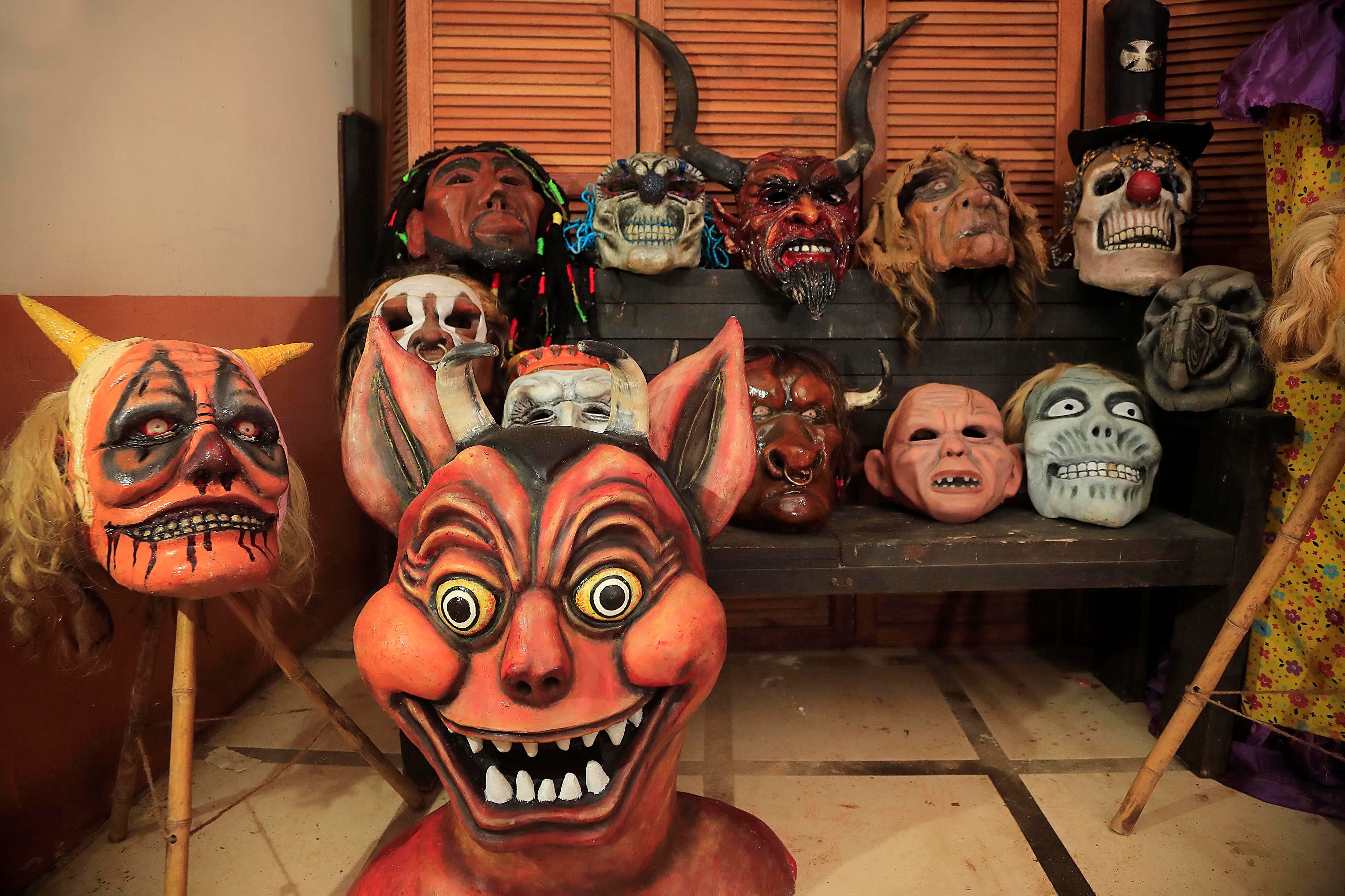 Máscaras del artista Danny Lara, que van desde tradicionales de diablos y brujas hasta figuras como Bob Marley, Mafalda y Salvador Dalí. La inspiración también viene de personajes de televisión, caricaturas y animales.