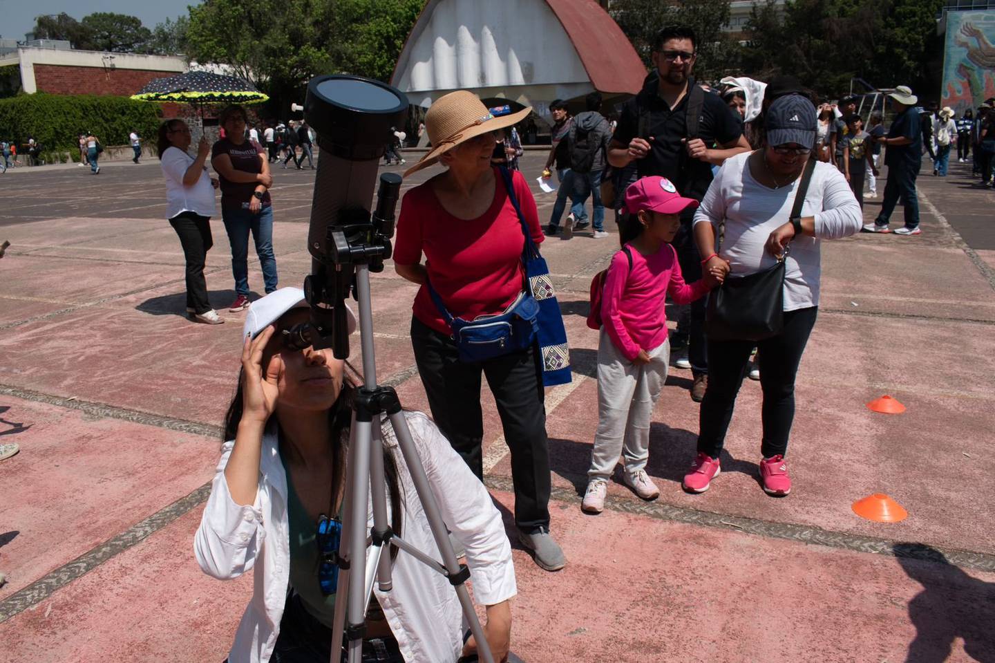 Los mexicanos se reunieron en Ciudad Universitaria, en Ciudad de México, para ver el eclipse solar. Foto: Abril Angulo/El Universal.