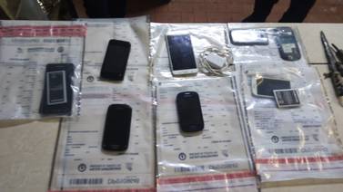 Reos esconden celulares en forros de muebles para burlar controles policiales