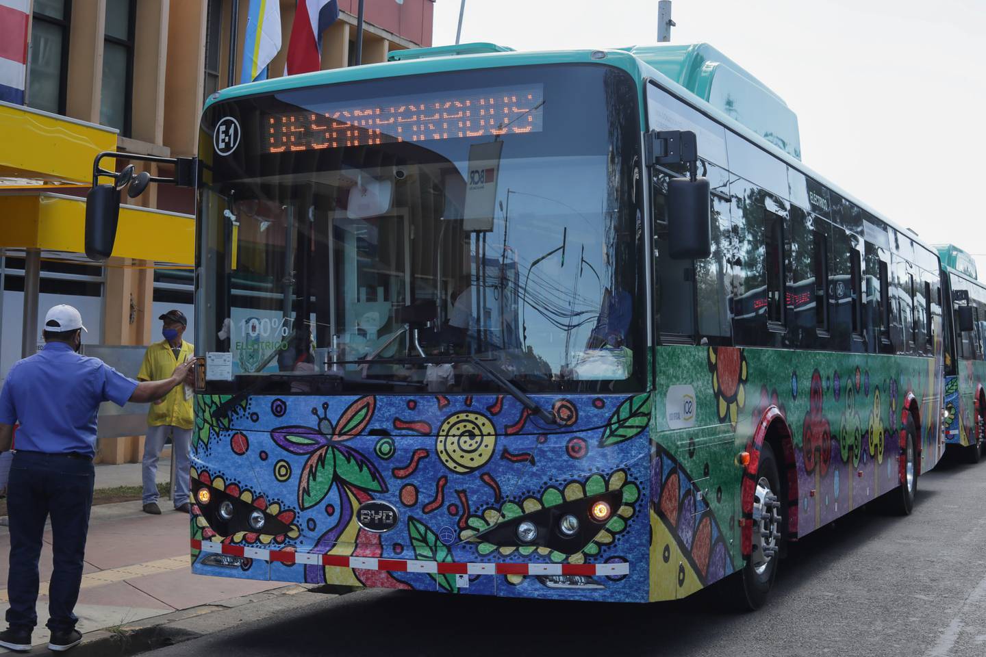 El proyecto de lograr que todos los buses del transporte público del país sean eléctricos comenzó este 23 de febrero 2021 cuando se le dio el banderazo de salida al primero en la ruta San José-Desamparados-San Rafael.