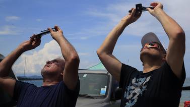 Eclipse solar transformó playas, parques y aceras en observatorios improvisados