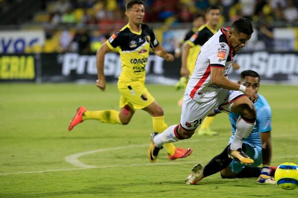 Rojas sacó la marca de Aguinaga y marcó el primer gol erizo. Fotografía: Rafael Pacheco.