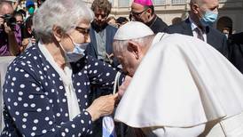 Papa Francisco besa el número tatuado en el antebrazo de una sobreviviente del Holocausto