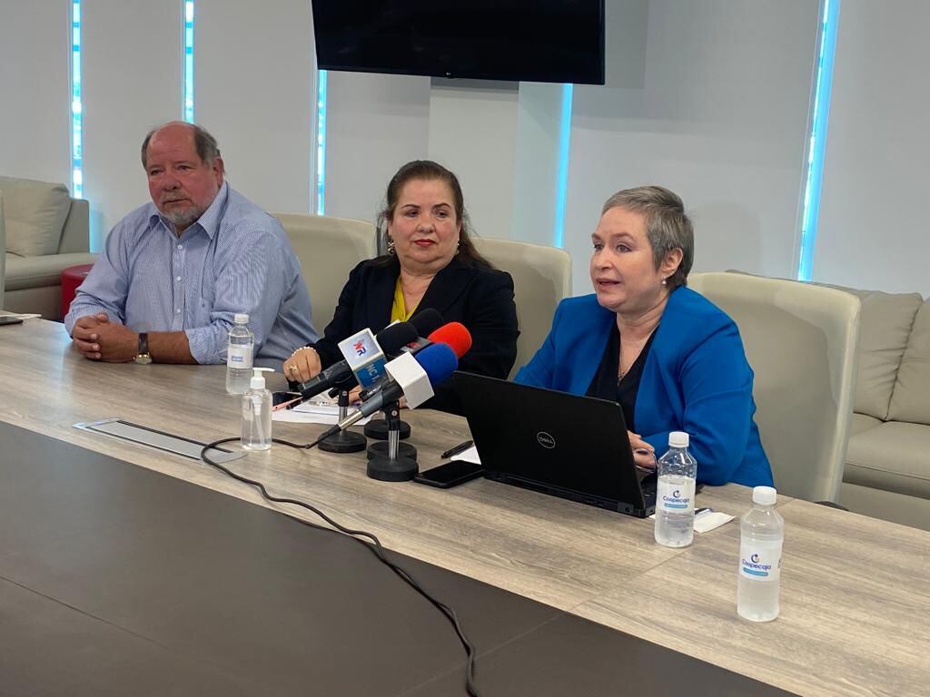 Tres directivos destituidos de la Junta Directiva de la CCSS; José Loría (derecha), Martha Rodríguez (centro) y Martiza Díaz (izquierda), en diciembre del 2022. Foto: Diego Bosque/Archivo