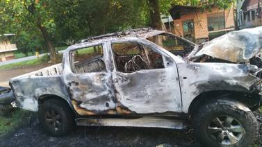 Vehículo vinculado con aparente retención fue quemado en las afueras de los Tribunales de Osa