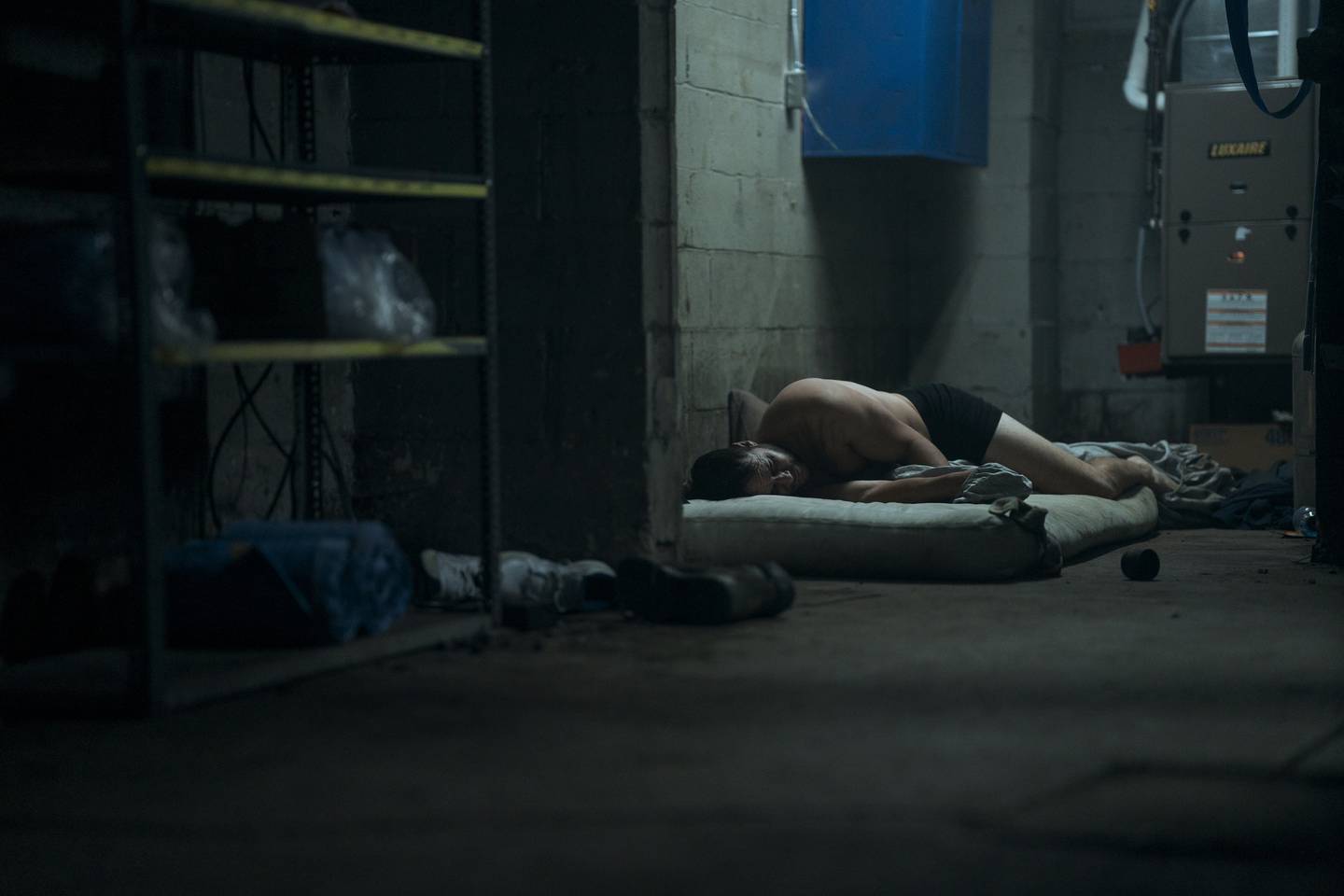 Painkiller. Taylor Kitsch as Glen Kryger in episode 105 of Painkiller. Cr. Keri Anderson/Netflix © 2023
