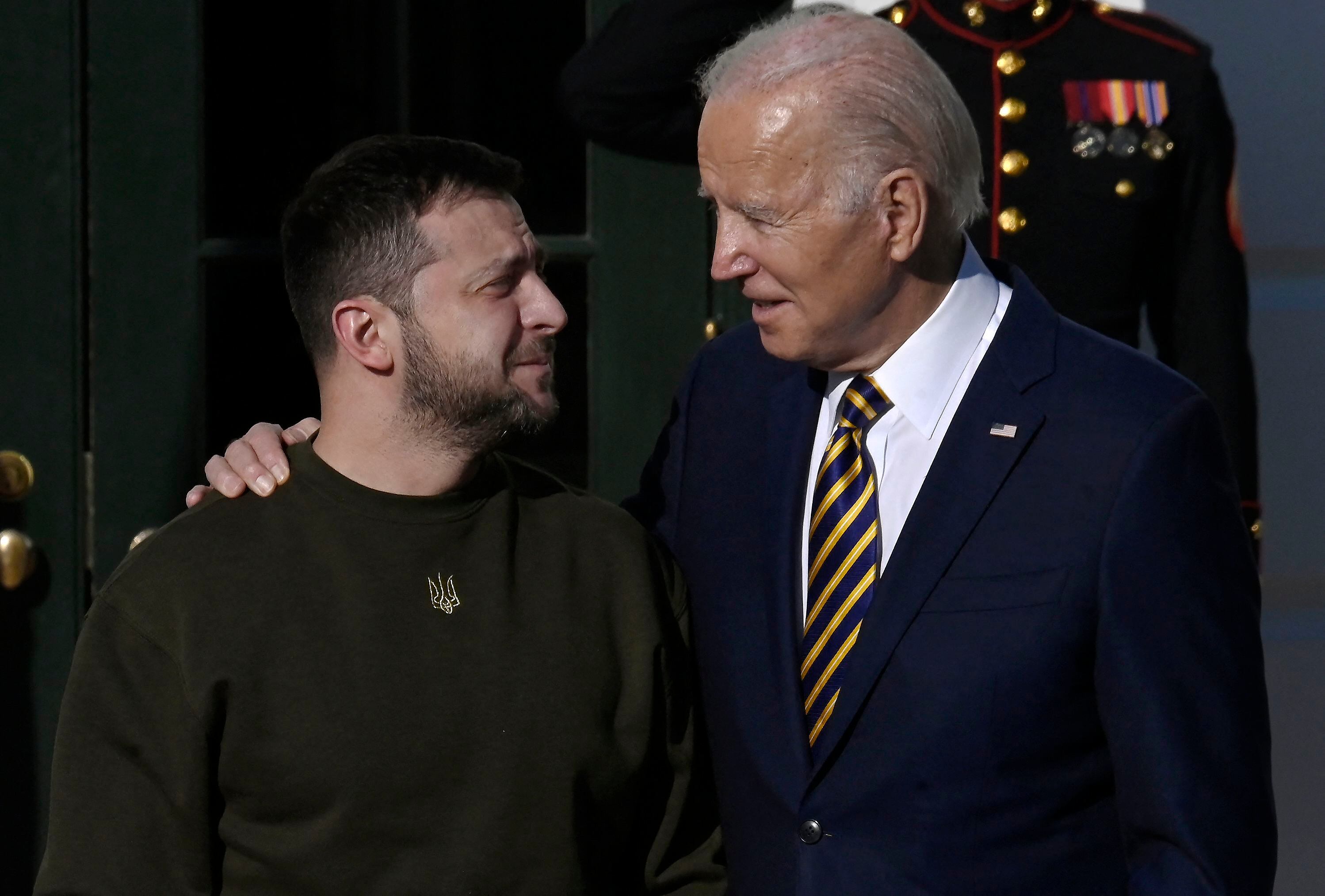El presidente de Estados Unidos, Joe Biden, da la bienvenida a Volodimir Zelensky, en el jardín sur de la Casa Blanca, en Washington, el 21 de diciembre de 2022. Zelensky aprovechó su primer viaje al extranjero para dirigirse al Congreso en busca de ayuda para combatir a Rusia.
