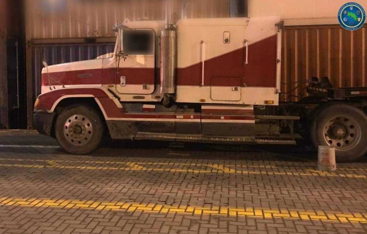 El conductor de este camión, de apellidos Salazar Rodríguez, fue detenido como sospechoso de introducir 400 kilos de coca en la terminal de APM, Moín. Foto: Cortesía MSP.