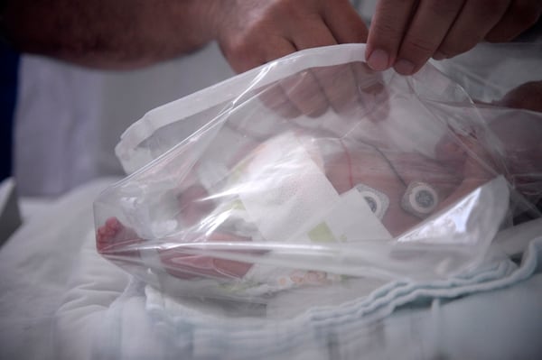 Bolsas para calentar y máquinas para enfriar ayudan a salvar vida de