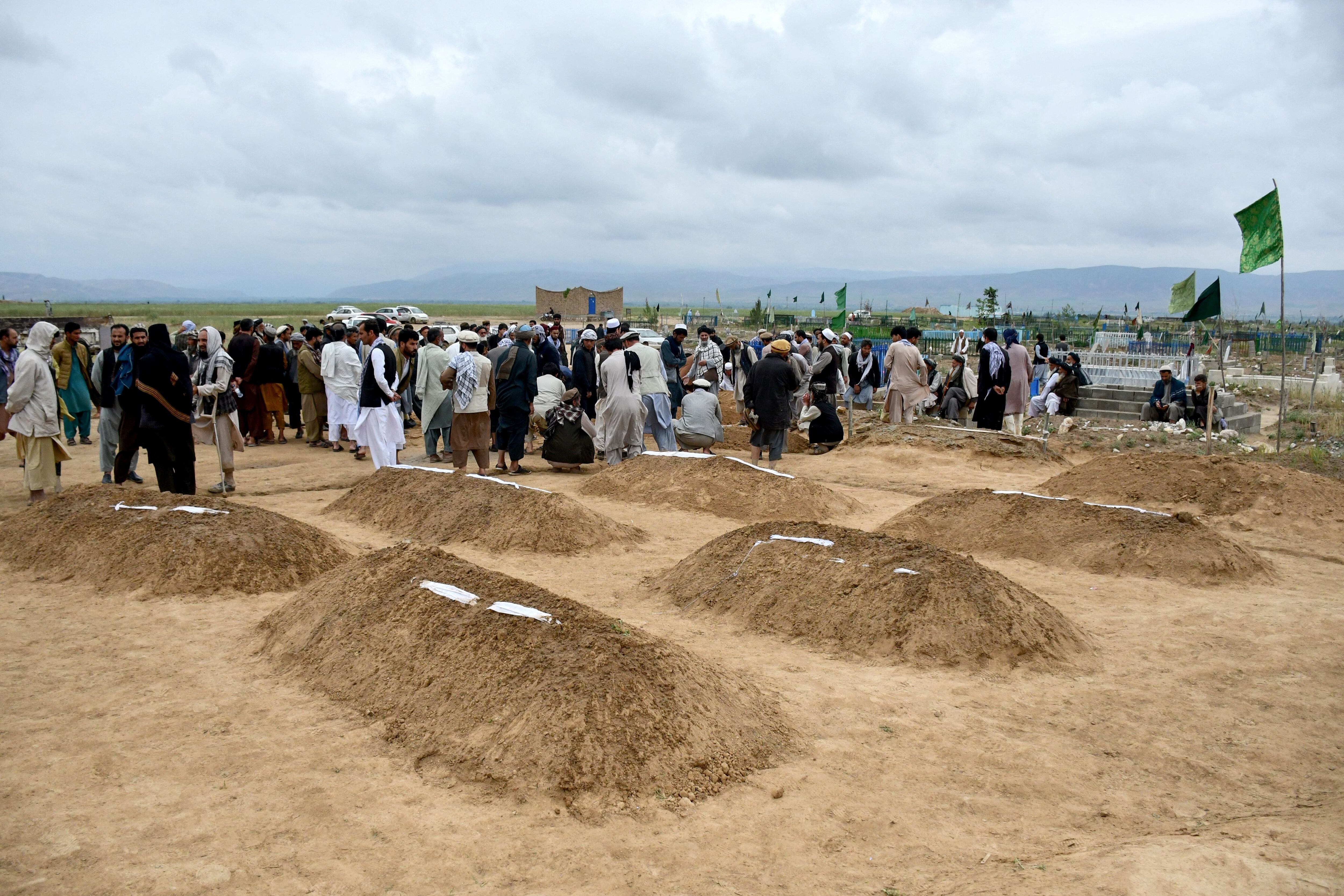 Familiares afganos ofrecen oraciones durante una ceremonia de entierro, cerca de las tumbas de las víctimas que perdieron la vida tras las inundaciones repentinas tras las fuertes lluvias. Foto: AFP