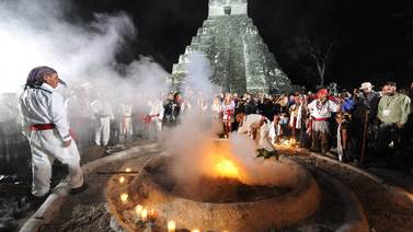 Mayas guatemaltecos inician ceremonia de fuego para recibir nueva era