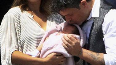 Alejandro Sanz y su pareja Raquel Perera presentaron a su hija Alma