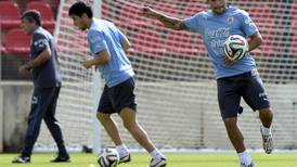 Diego Lugano y Óscar Tabarez se quejaron por filtraciones a la prensa uruguaya