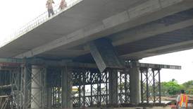 Trabajadores de carretera Cañas - Liberia golpeados por estructura de 500 kilos