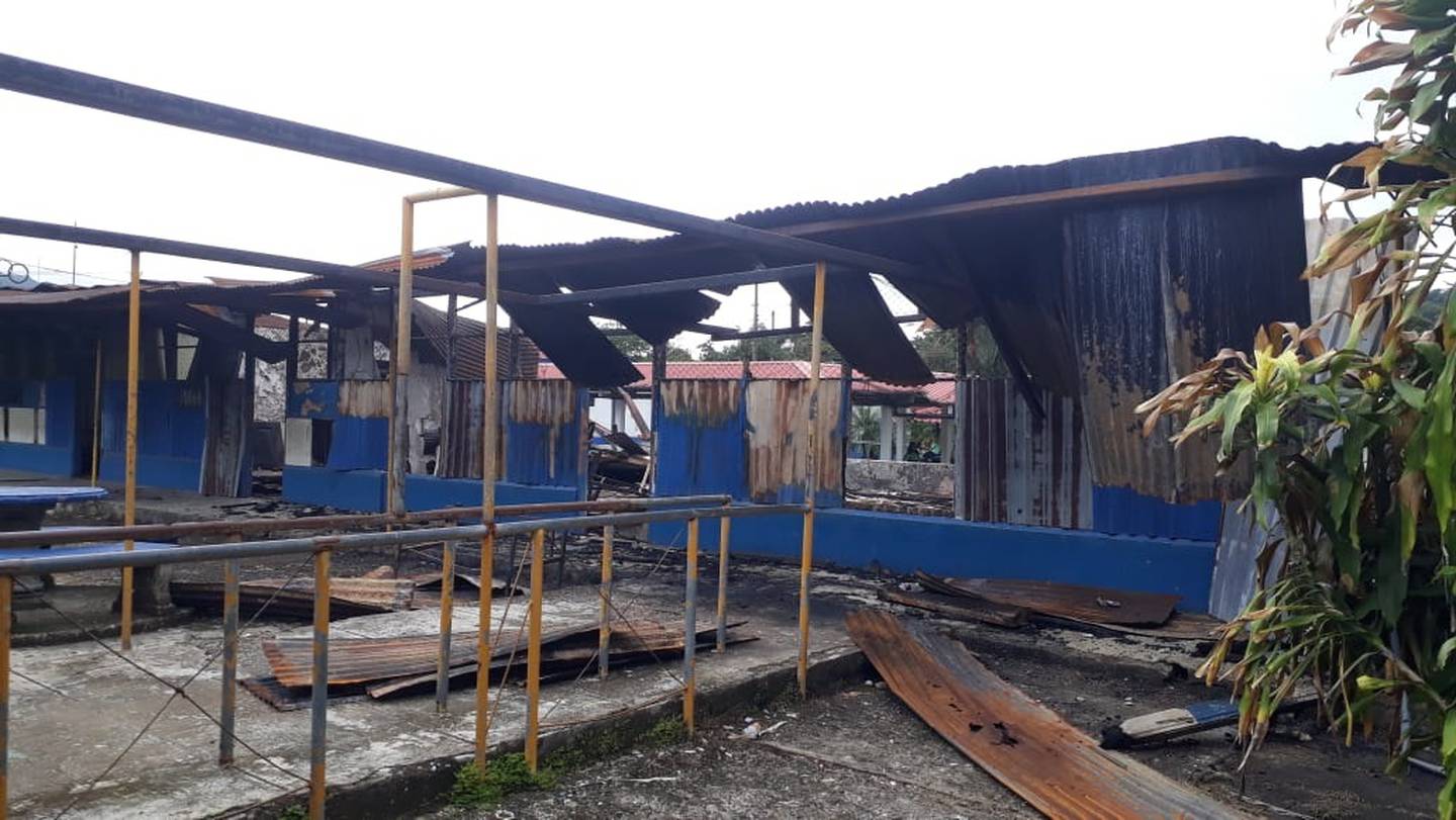 OIJ investiga si incendio en colegio de Golfito fue provocado. Foto Alfonso Quesada.