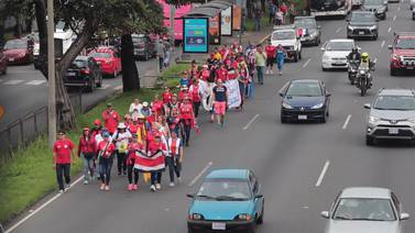 Huelguistas marchan sobre la autopista General Cañas con rumbo a San José