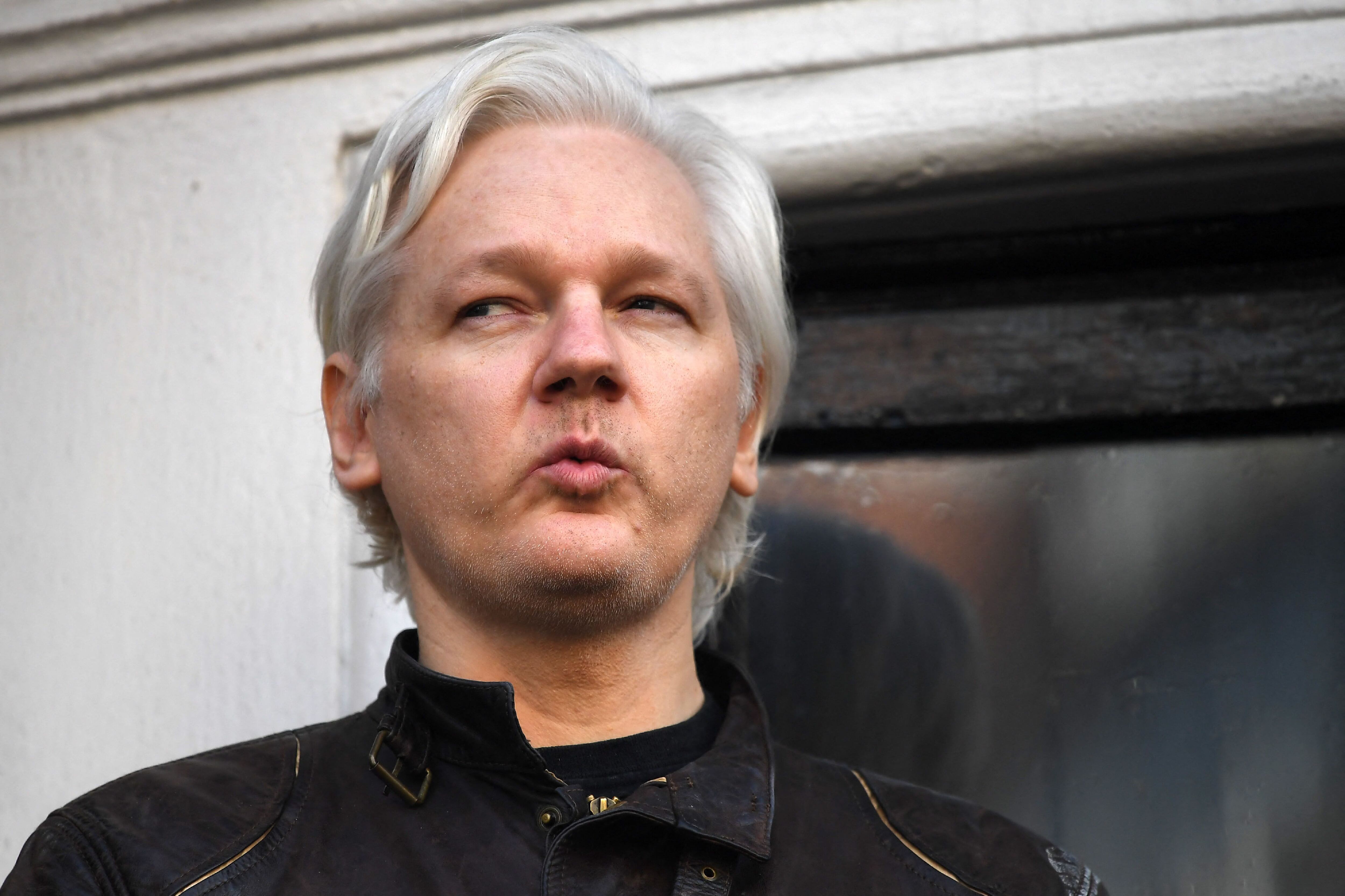 Julian Assange tuvo una infancia complicada, ya que no conoció a su padre hasta los 25 años y su madre fue víctima de violencia intrafamialiar por parte de Leif Meynell. Foto: Justin TALLIS/AFP