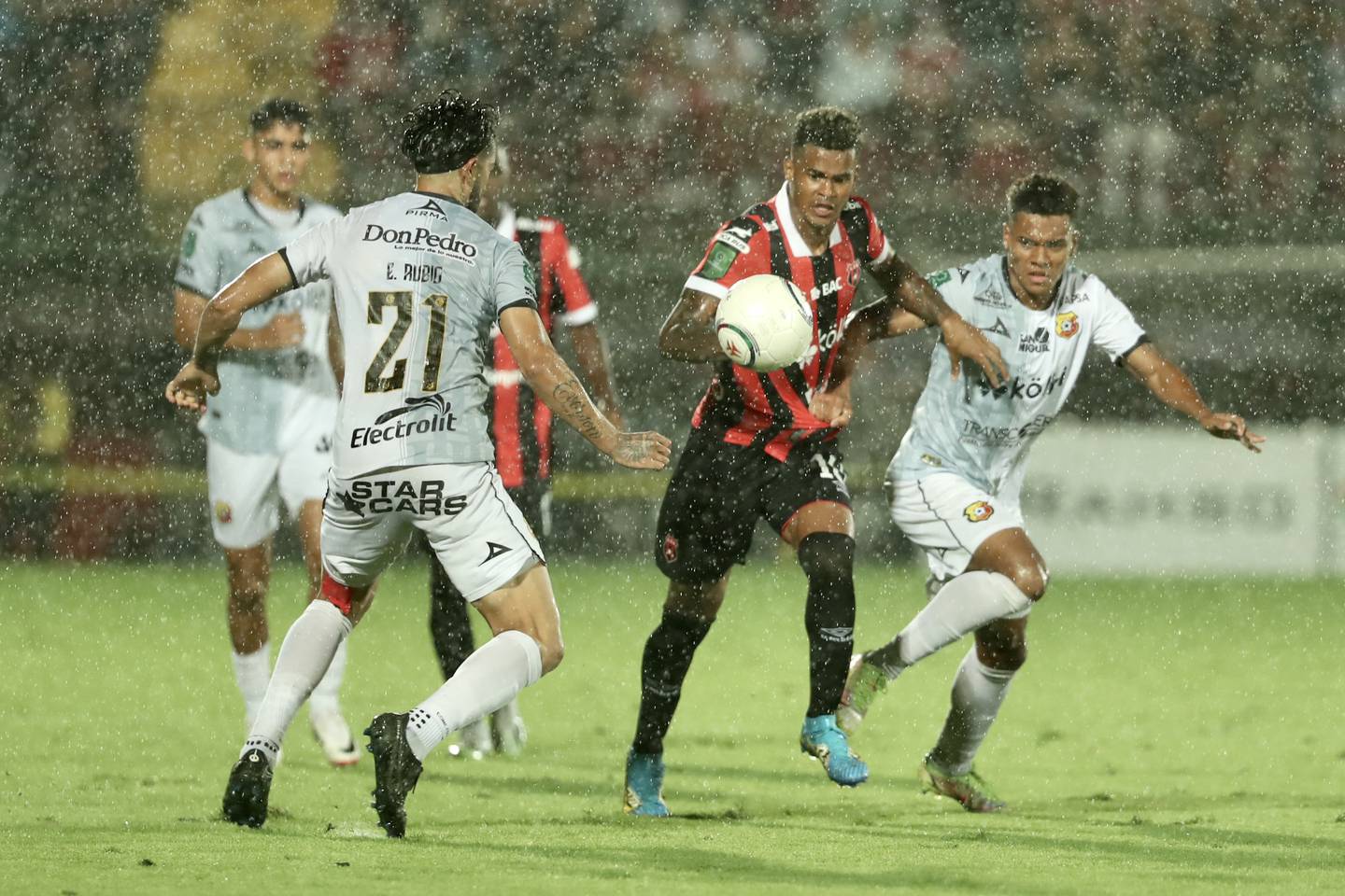 28/10/2023, Alajuela, Estadio Alejandro Morera Soto, partido del torneo de apertura 2023 entre Liga Deportiva Alajuelense y el Club Sport Herediano.