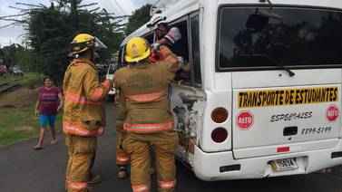 Dos estudiantes heridas al chocar buseta con tren en Guácimo de Limón