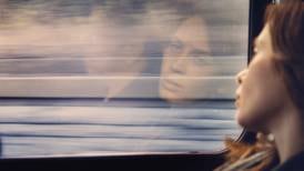 La chica del tren  : un relato de obsesiones y fantasías manchado con sangre