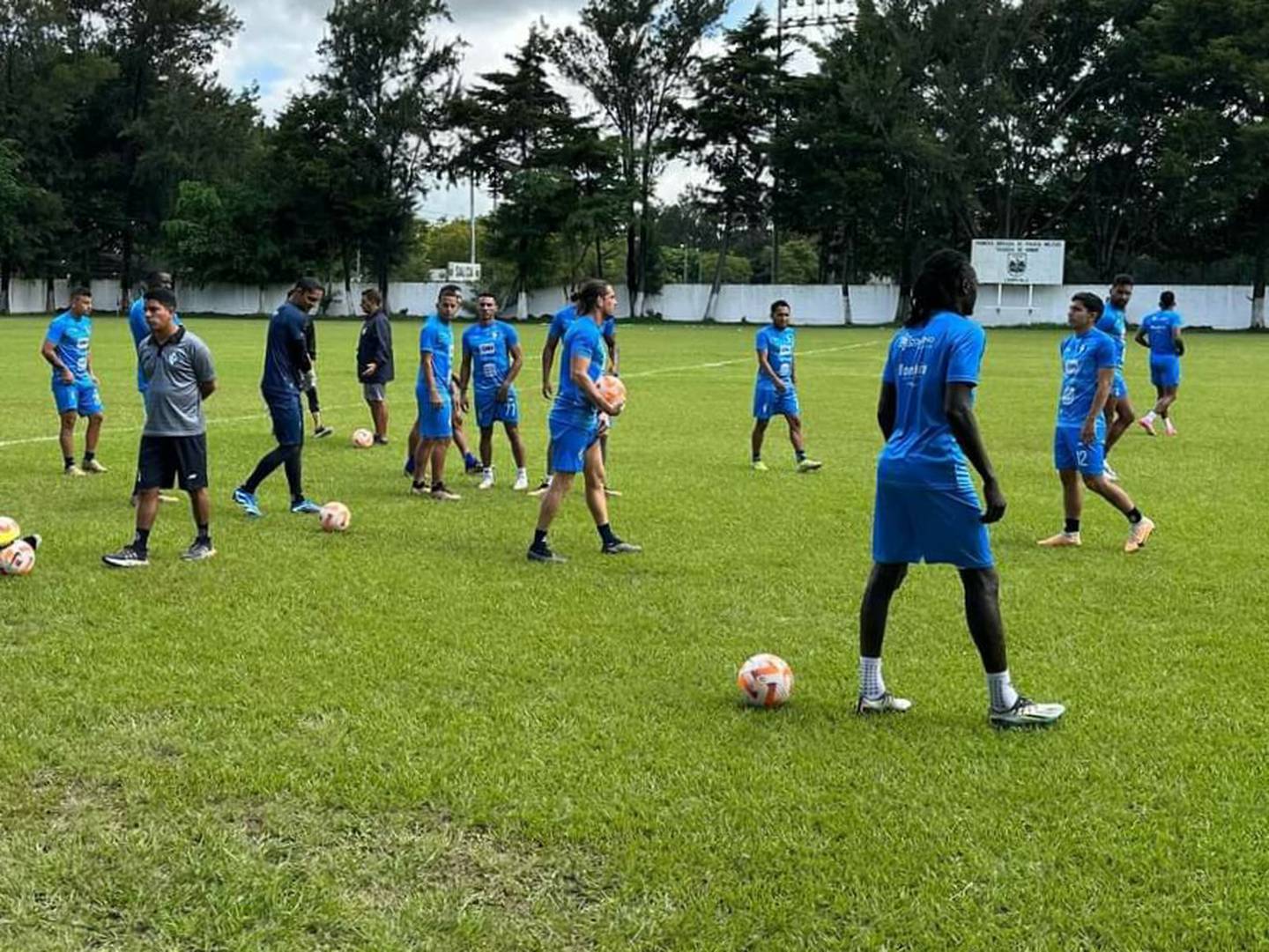 Cartaginés viajó el domingo a Guatemala y este lunes realizó su última práctica, previo al partido de este martes, por el repechaje para entrar a la Liga de Campeones de la Concacaf.
