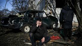 Ofensiva de Rusia en Ucrania deja decenas de muertos, miles de desplazados y se acerca a Kiev