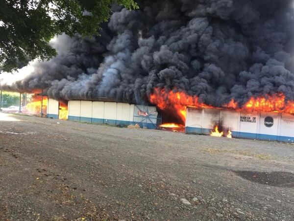 Una bodega de 200 metros cuadrados fue consumida totalmente por las llamas este viernes. Foto: Suministrada por Reiner Montero, corresponsal GN