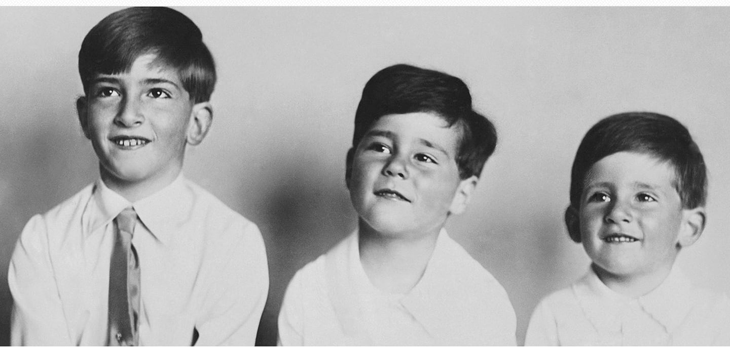 El rey Pedro de Yugoslavia (izquierda) muestra un claro parecido familiar con sus dos hermanos menores en esta foto de 1936. Los investigadores apenas están comenzando a desenredar la compleja genética que subyace a los parecidos famililares —y las diferencias entre dos individuos—.