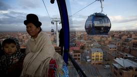 Bolivia desafía el caos vial en teleférico 