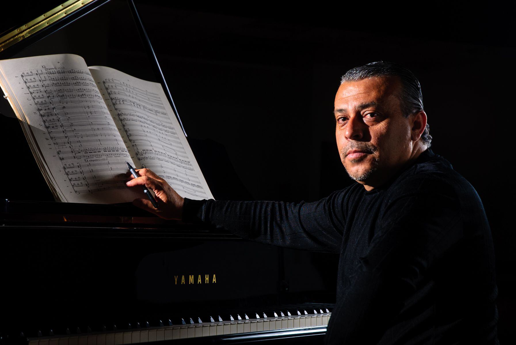 El director costarricense Marvin Camacho llevó la batuta del disco 'Cantata Negra', el cual está nominado a los Latin Grammy.