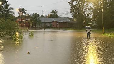 Empuje frío generó lluvias que anegaron al menos 11 barrios en Limón y Sarapiquí 