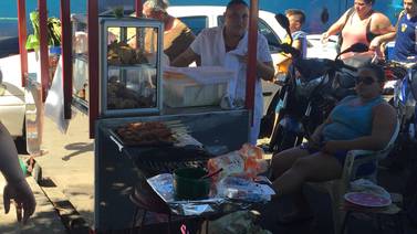 Vendedores en Puntarenas esperan que las ventas calienten hoy con el X Air Show Challenge