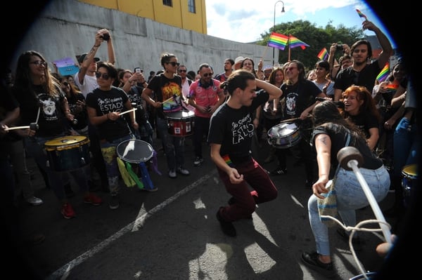 Con bailes los manifestantes celebraron el cierre de la manifestación frente a la Asamblea Legislativa. Foto de: Diana Méndez