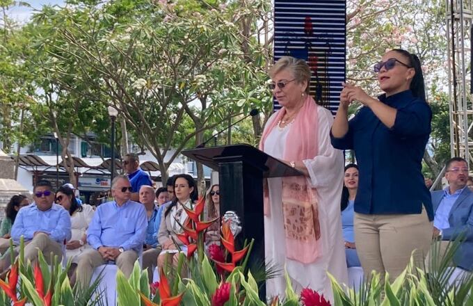 La ministra de Educación, Anna Katharina Müller, dio un discurso en el acto de conmemoración de la Batalla de Rivas, al pide de la estatua de Juan Santamaría, en Alajuela. 