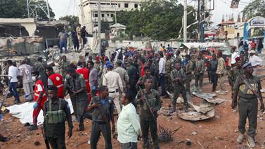 Al menos 10 muertos al estallar coches bomba en la capital de Somalia