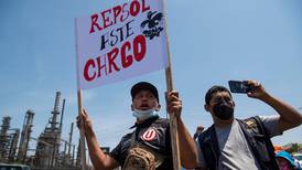 Repsol reclama a buque italiano por derrame petrolero en Perú