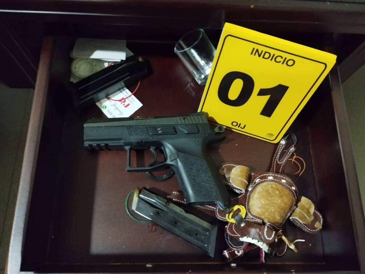 En gavetas, al pie de la cama y en los cuartos de la casa donde funcionaba el laboratorio, habían armas de fuego. Foto: OIJ
