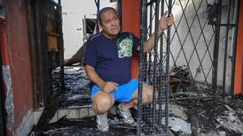 Vecinos salvan a taxista de morir quemado en incendio