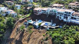 CNE envía geólogo para inspeccionar deslizamiento en residencial Altos de Leonamar, en Garabito